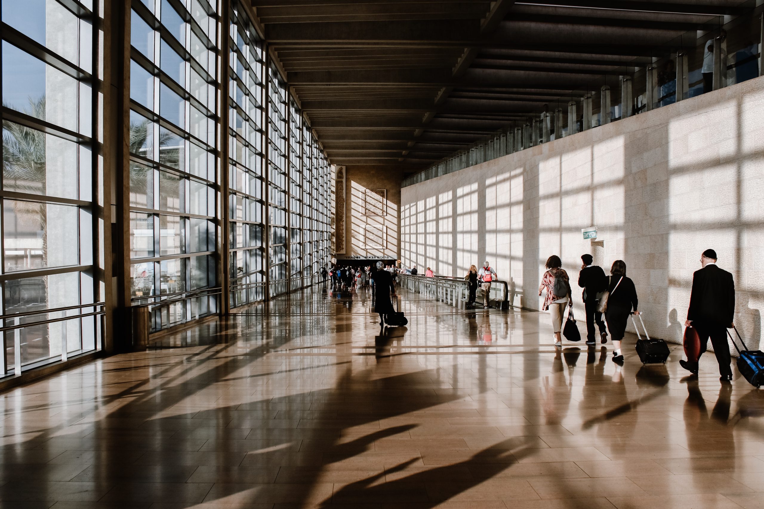 Pasajeros y personal circulando por un terminal aeroportuario