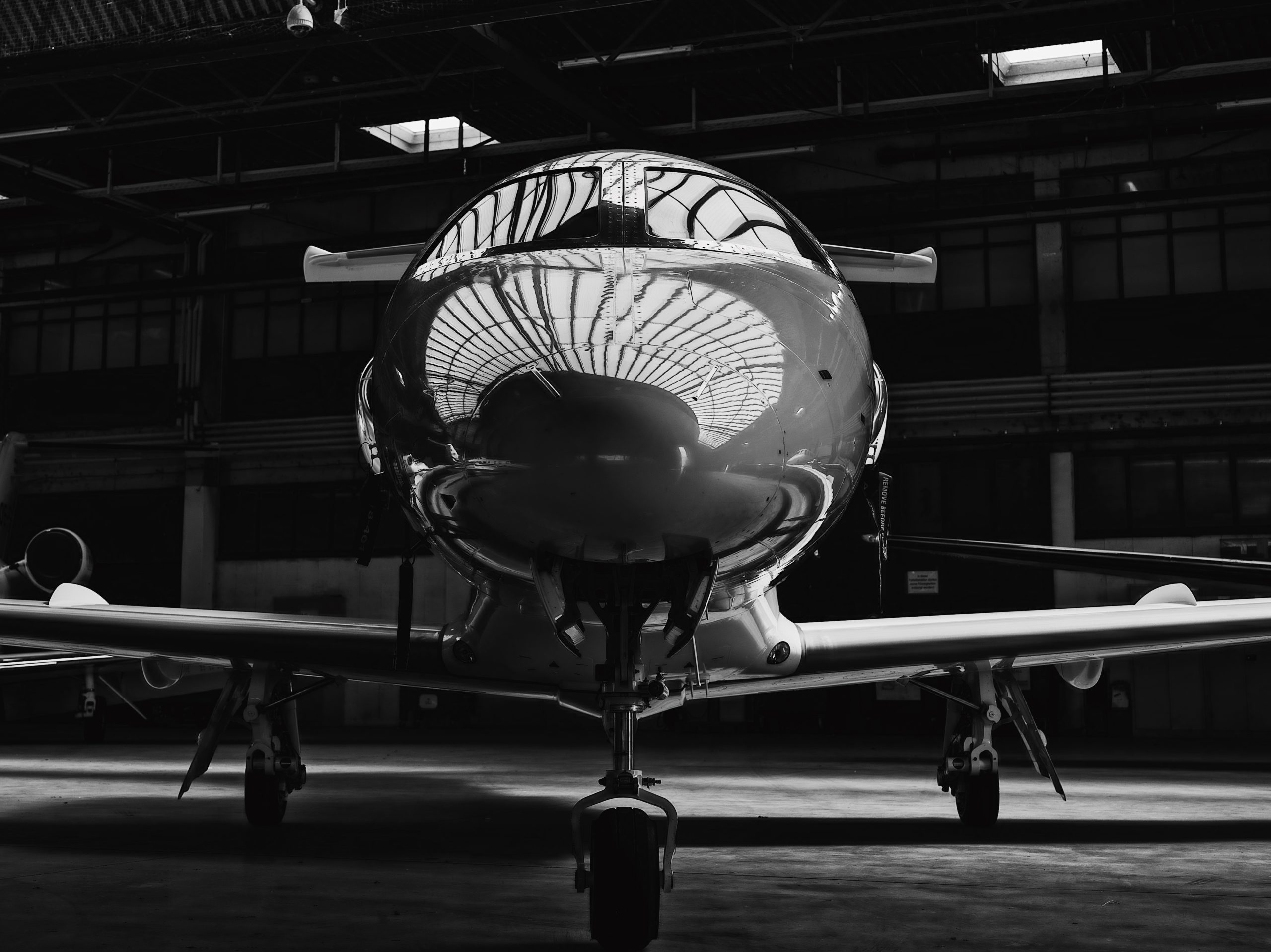 Vista frontal de una aeronave en un hangar