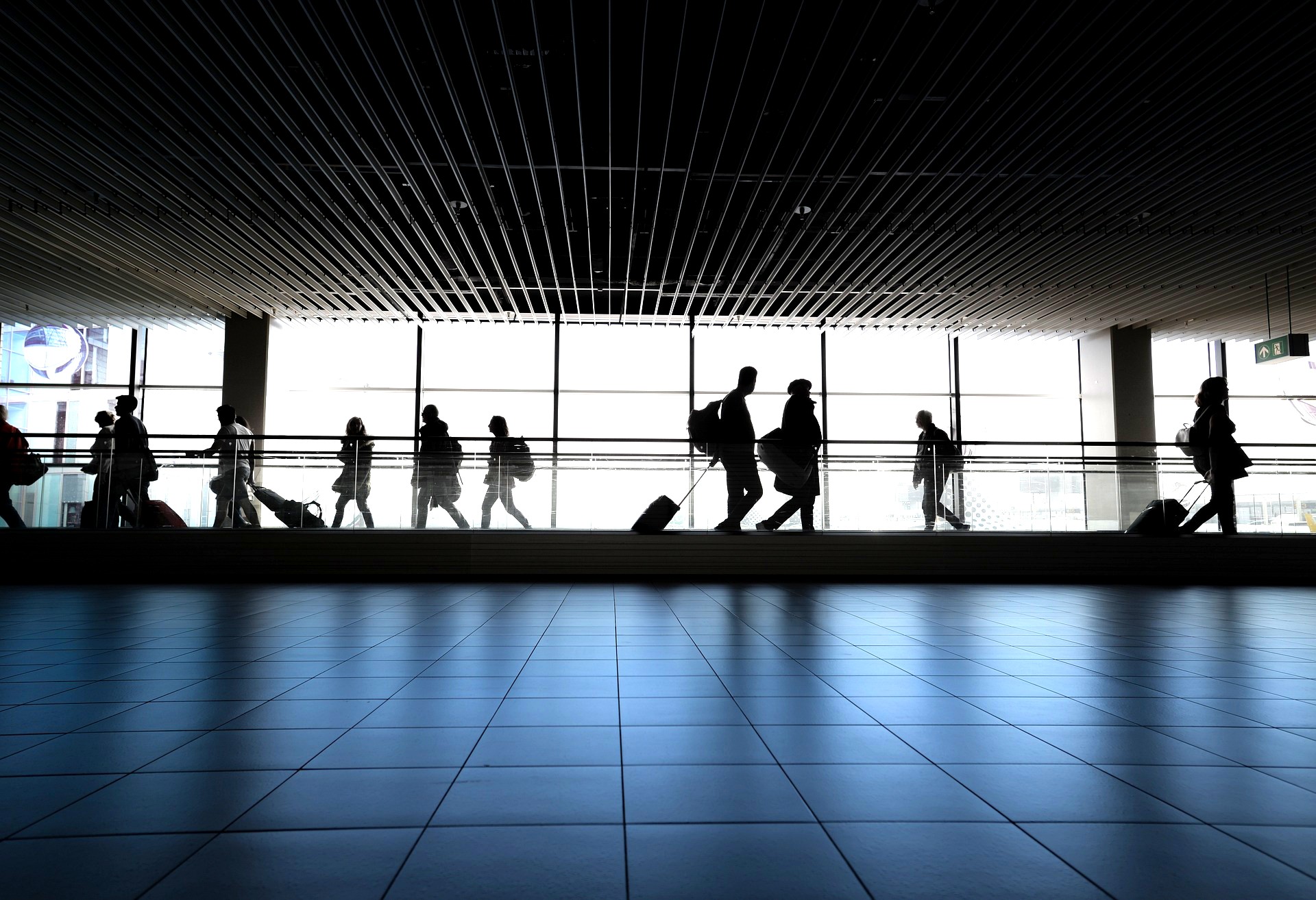Pasajeros y personal circulando por un terminal aeroportuario